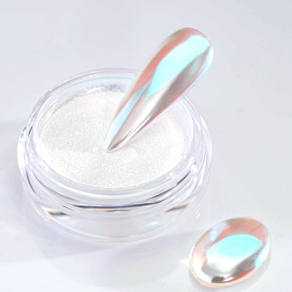 Exemplo de uma das tendências em alongamentos de unhas citadas neste post, unha solo com decoração chrome metálico, em formato stiletto.