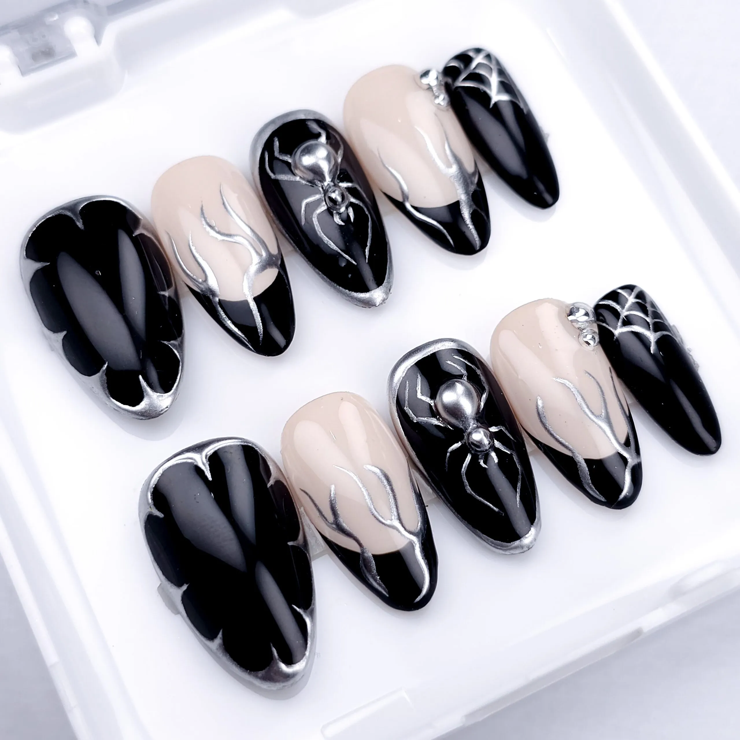 Unhas no modelo press on nail com decoração dark.